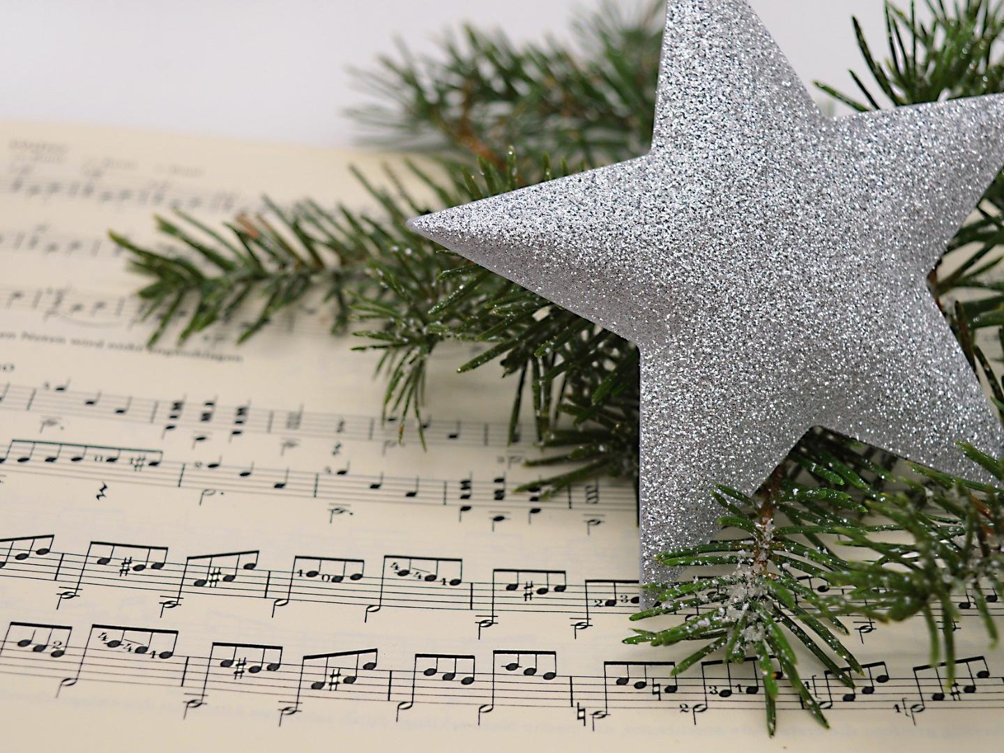 Noten, Tannengrün, Stern (c) pixabay Noten, Tannengrün, Stern